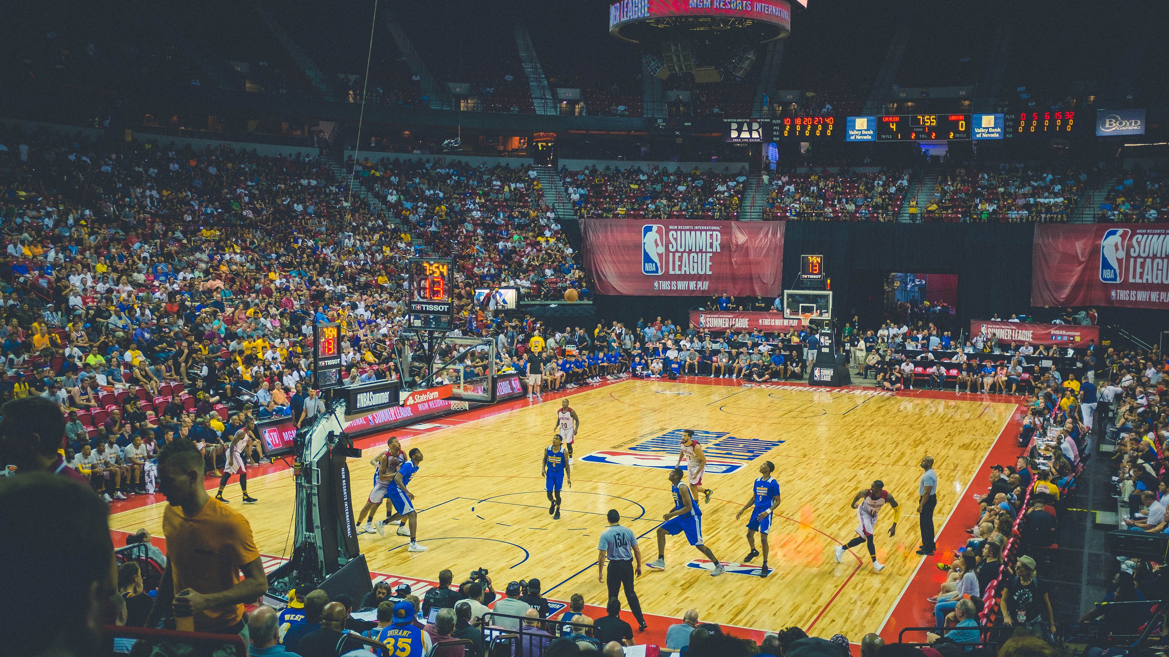 唐纳德·高尔通过精准的反击与突破，一次次撕裂对方防线